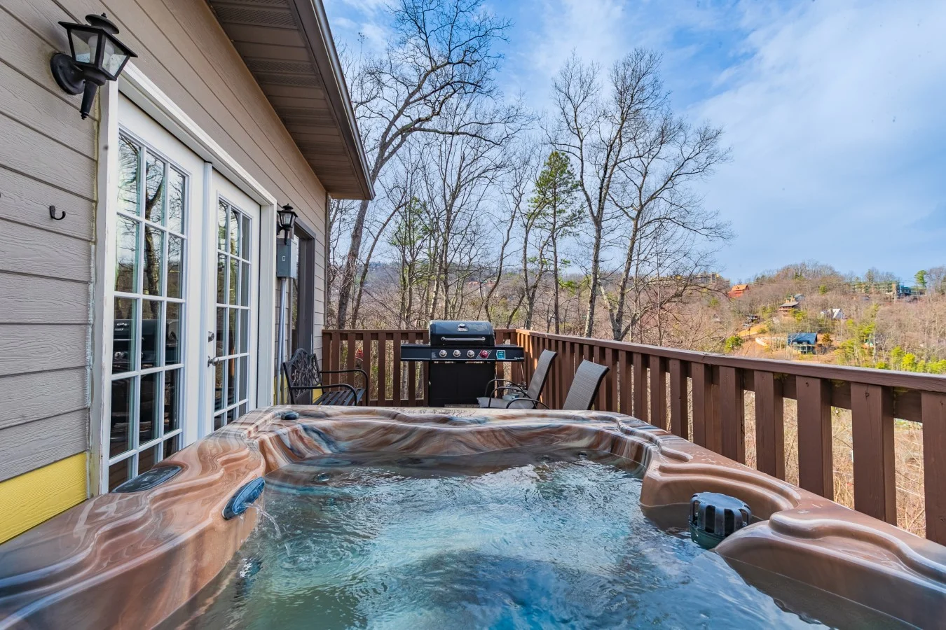 Gatlinburg TN vacation rentals with private hot tub deck and mountain forest views
